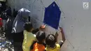 Anak-anak melukis mural pada dinding areal gang sempit saat kegiatan kick off Kampung Mural di Pulo Gelis, Bogor, Minggu (18/3). Kegiatan ini untuk menjadikan Kampung Pulo Geulis sebagai salah satu tujuan wisata baru di Bogor. (Merdeka.com/Arie Basuki)