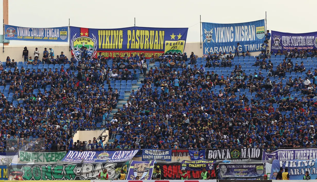 Ribuan suporter memenuhi tribun Selatan Stadion Si Jalak Harupat, Bandung, Minggu (9/6/2015). Kedatangan suporter untuk menyaksikan laga Persib melawan Persebaya Utd di lanjutan Grup A Piala Presiden 2015. (Liputan6.com/Helmi Fithriansyah) 