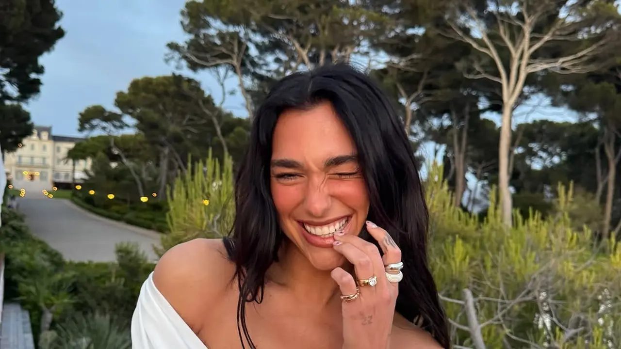 Dua Lipa Diduga Dilamar dengan Cincin Chunky, Apakah Jadi Tren Lamaran Terbaru di 2025?