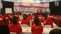 Suasana sidang paripurna pada Kongres Luar Biasa PKPI di Jakarta, Minggu (13/5). Kongres Luar Biasa digelar untuk mencari pengganti Hendropriyono yang memutuskan mundur usai PKPI lolos Pemilu 2019. (Liputan6.com/Arya Manggala)