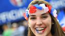 Prancis dikenal sebagai gudangnya wanita cantik, tak terkecuali suporter yang hadir dalam laga pembuka di Stade de France, Saint-Denis, (10/6/2016) ini. (AFP/Franck Fife)