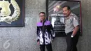 Dirjen Pajak Kemenkeu Ken Dwijugeasteadi dan Kapolri Jenderal Badrodin Haiti saat di lobi Mabes Polri, Jakarta, Rabu (13/4). Kedatangan Dirjen Pajak guna meminta bantuan terkait pembunuhan dua petugas pajak saat sedang bertugas (Liputan6.com/Angga Yuniar)
