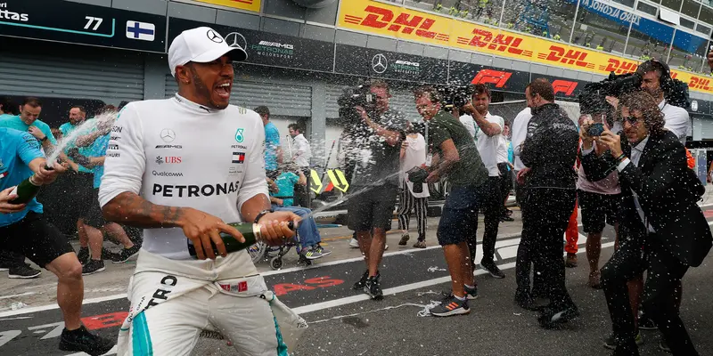 Selebrasi Lewis Hamilton Raih Juara GP Italia