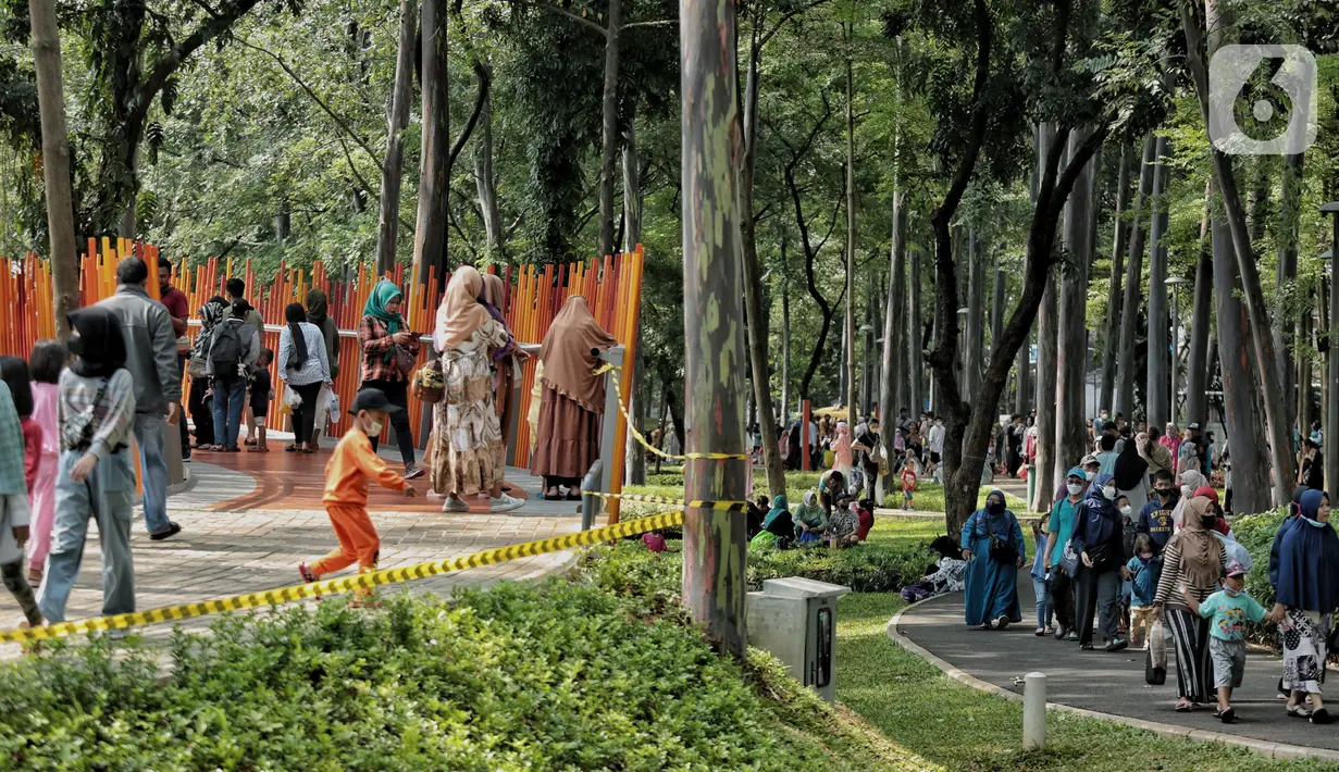 <p>Warga saat berkunjung ke Taman Tebet Eco Park, Tebet, Jakarta Selatan, Kamis (5/5/2022). Setelah resmi dibuka untuk umum usai direvitalisasi, Tebet Eco Park menjadi salah satu alternatif wisata bagi warga Jakarta untuk mengisi waktu libur Idul Fitri 1443 H bersama keluarga. (merdeka.com/Iqbal S. Nugroho)</p>