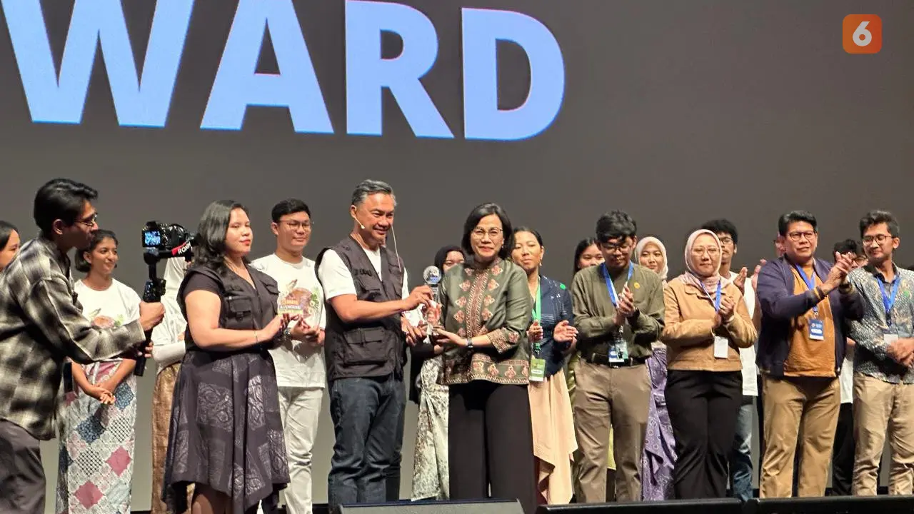 Menteri Keuangan RI Sri Mulyani mendapat penghargaan "Climate Hero Award" dari FPCI di Indonesia Net-Zero Summit 2024, Jakarta, Sabtu (24/8/2024). (Liputan6/Benedikta Miranti)