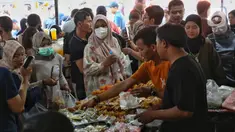 Warga memilih ragam aneka takjil untuk berbuka puasa yang dijajakan di Pasar Takjil Ramadan Bendungan Hilir (Benhil), Jakarta, Minggu (2/3/2025). (Liputan6.com/Angga Yuniar)