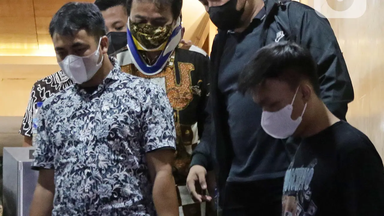 Momen Saat Mantan Menpora Roy Suryo Digiring ke Ruang Tahanan Polda Metro Jaya