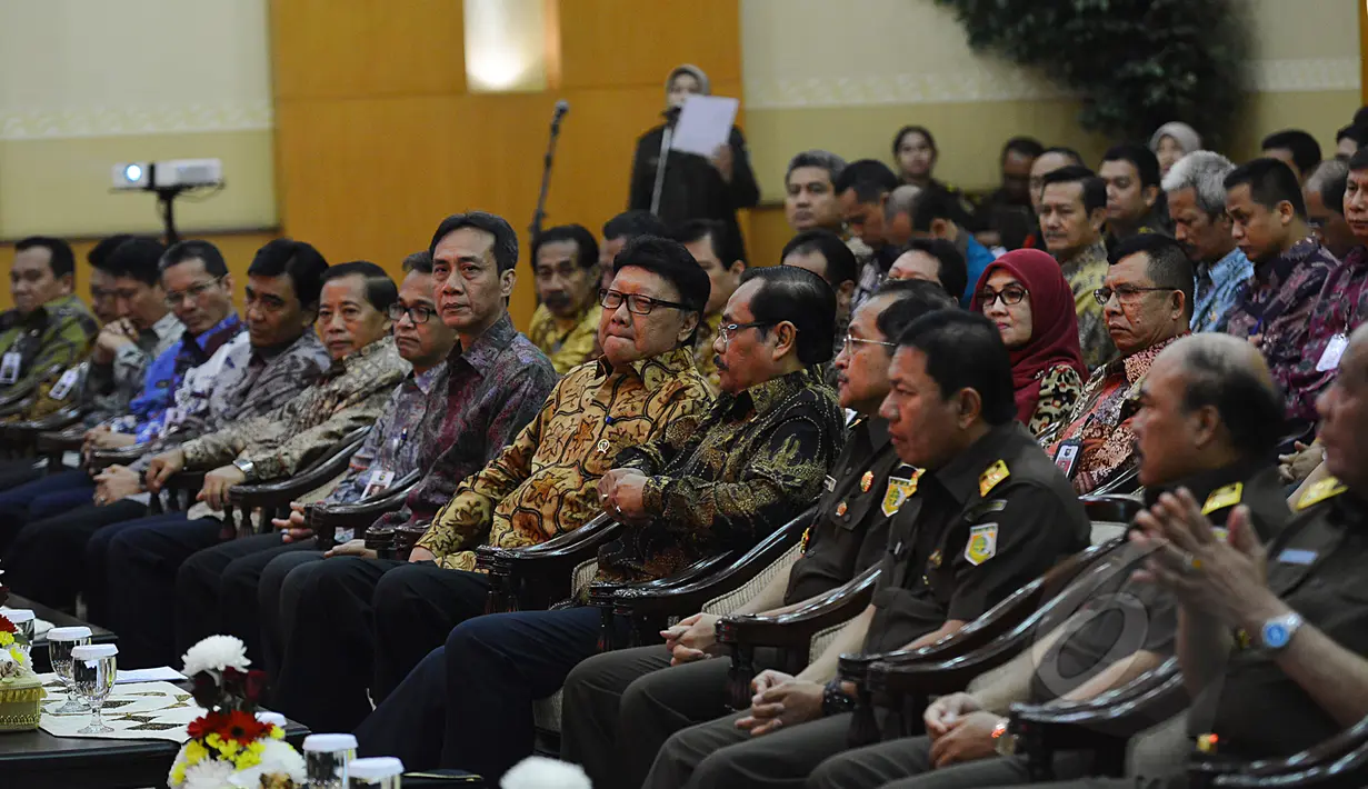 Menteri Dalam Negeri, Tjahjo Kumolo (tengah) saat menghadiri acara penandatanganan Nota Kesepakatan tentang Koordinasi Dalam Pelaksanaan Tugas dan Fungsi di Kejaksaan Agung RI, Jakarta, Kamis (26/3/2015). (Liputan6.com/Johan Tallo)