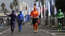 Pelari mengenakan pakaian warna-warni menutupi seluruh tubuh pada acara lari Marathon di Tel Aviv, Israel, Jumat (26/2/2016). (REUTERS/Amir Cohen)    