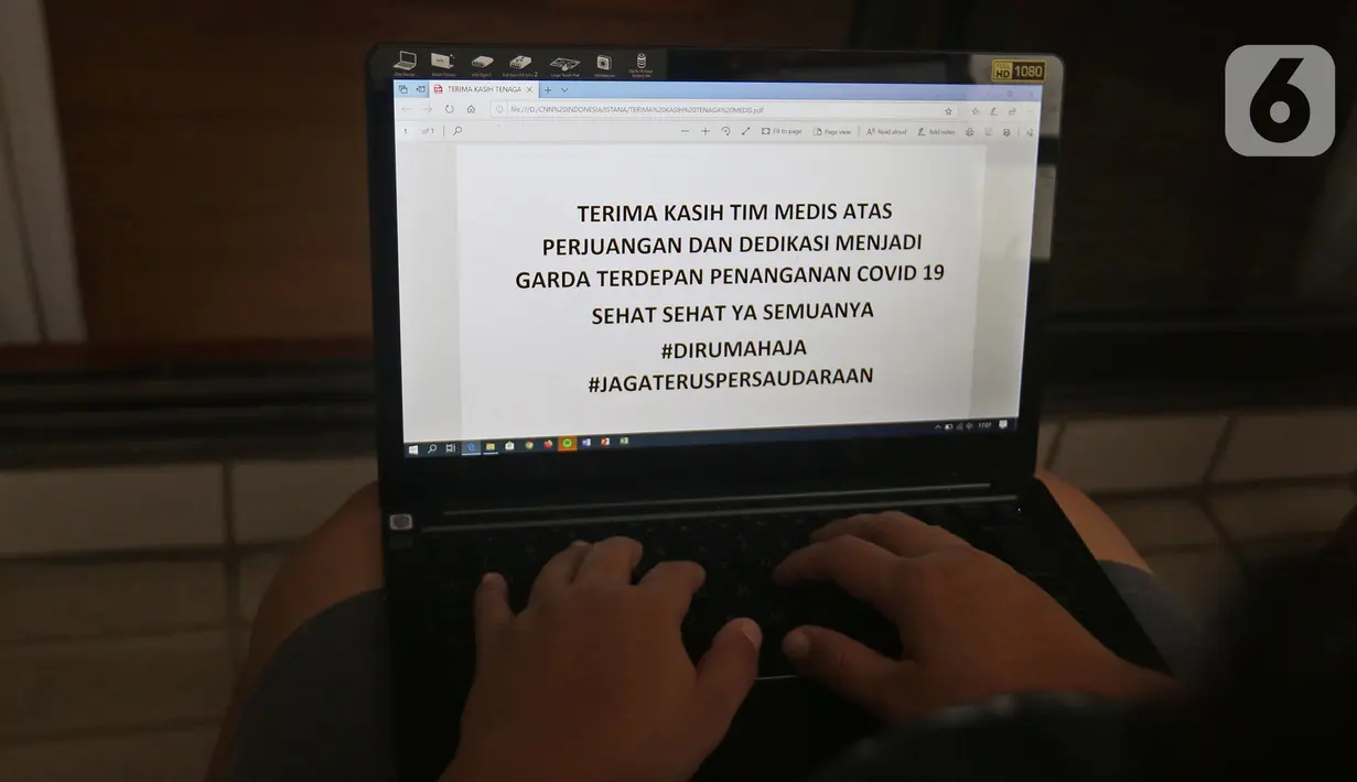 Seorang jurnalis mengetik tulisan dukungan di kawasan Halim, Jakarta, Senin (23/3/2020). Warga memberikan dukungan kepada tenaga medis yang berjuang dan berdedikasi dalam penanganan Covid-19. (Liputan6.com/Herman Zakharia)
