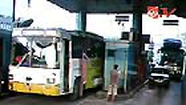 Tak Layak Jalan, Bus Tabrak Tiang Pembatas
