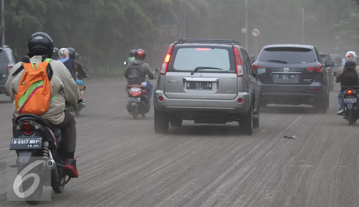 Kendaraan melintasi jalan yang sedang dalam proses perbaikan di kawasan Gambir, Jakarta, Selasa (14/6). Jalan yang rusak serta dipenuhi debu tersebut membuat pengendara harus lebih berhati-hati karena cukup berbahaya. (Liputan6.com/Immanuel Antonius)