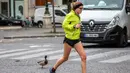 Seorang warga sedang berjoging melewati seekor bebek di Paris, Prancis (6/4/2020). Selama lockdown, orang-orang diharuskan tetap berada di rumah, kecuali untuk urusan pekerjaan, keperluan kesehatan, atau belanja kebutuhan. (Xinhua/Aurelien Morissard)