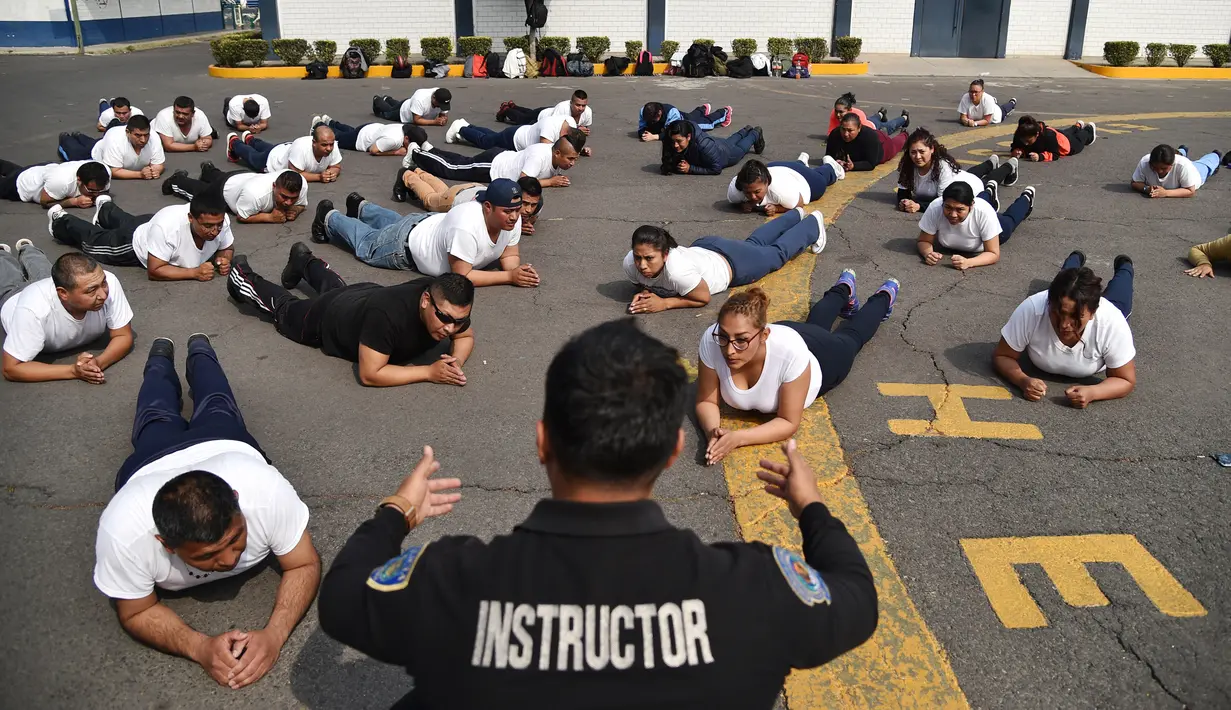 Petugas kepolisian Meksiko melakukan latihan di unit kepolisian di Mexico City (11/12/2019). Di negara ini dimana 75 persen orang dewasa memiliki kelebihan berat badan atau obesitas. (AFP Photo/Rodrigo Arangua)