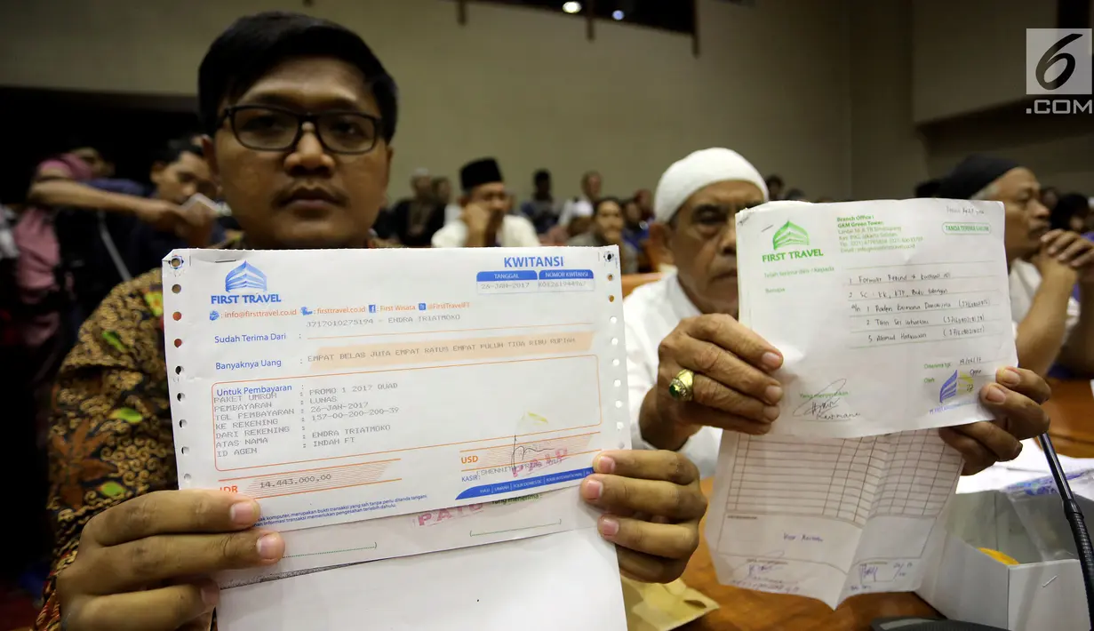 Calon jemaah umrah First Travel menunjukkan kwitansi saat mendatangi gedung DPR bertemu dan mengadu ke Komisi VIII DPR Fraksi PPP, di Kompleks Parlemen, Senayan, Jakarta, Jumat (18/8). (Liputan6.com/Johan Tallo)