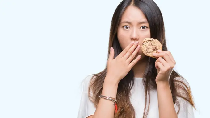 makan kue kering