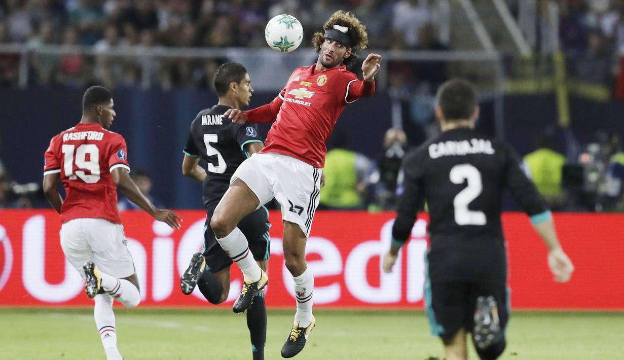 Gelandang Manchester United, Marouane Fellaini,  menghalau bola saat pertandingan melawan Real Madrid pada laga Piala Super Eropa di Stadion Philip II, Skopje, Selasa (8/8/2017). Foto muka unik Fellaini viral di media sosial. (AP/Thanassis Stavrakis)