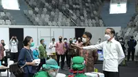 Presiden Jokowi meninjau vaksinasi Covid-19 massal terhadap ribuan tenaga kesehatan yang digelar di Istora GBK, Senayan, Jakarta. (Dok Setpres)