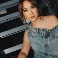 Seperti baru-baru ini, BCL tampil nyentrik dan unik dengan mengenakan busana mirip celana jeans. Baju unik tersebut berpotongan dada model off shoulder yang memiliki bentuk seperti bagian pinggang celana jeans. (Liputan6.com/IG/@bclsinclair)