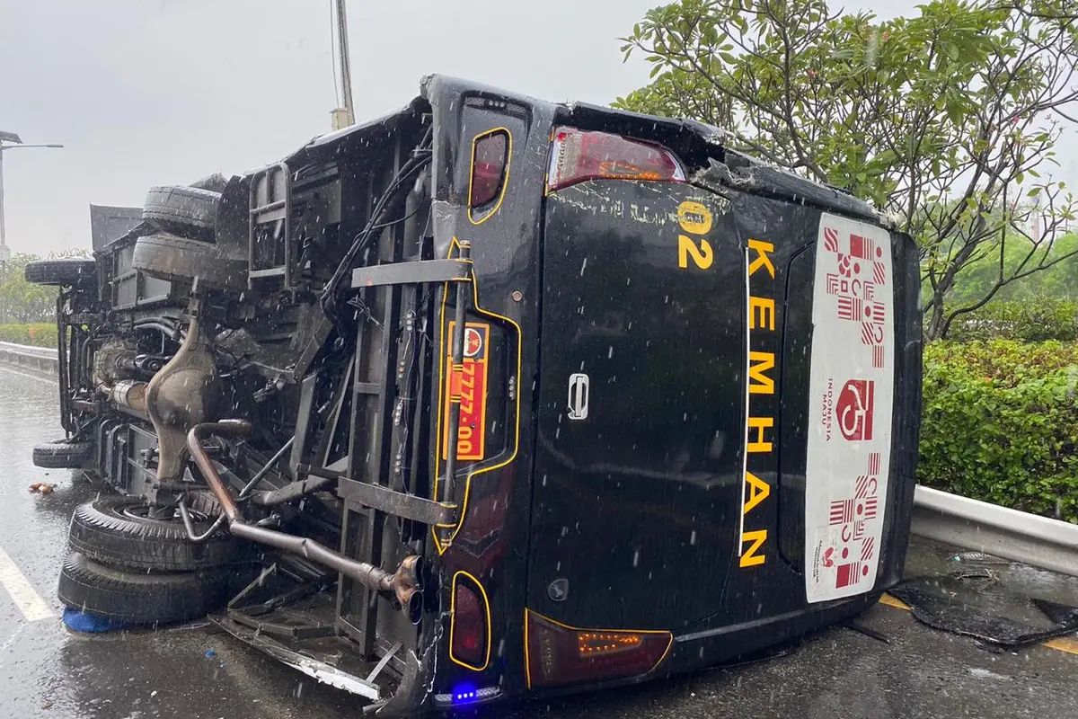 Bus Kementerian Pertahanan (Kemhan) terlibat kecelakaan lalu lintas di Tol Jagorawi