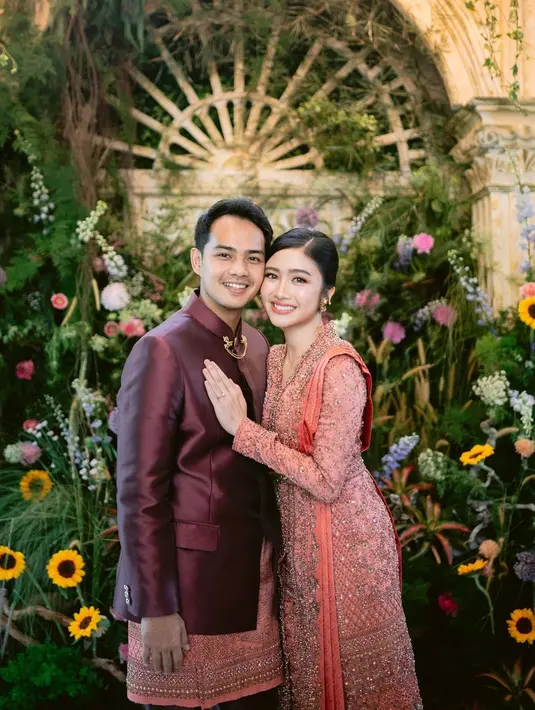 Kabar bahagia datang dari Febby Rastanty yang baru saja dilamar sang kekasih, Drajat Djumantara. [@febbyrastanty]