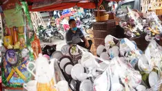 Pedagang menunggu pembeli di salah satu pusat penjualan parsel di kawasan Cikini, Jakarta, Rabu (13/5/2020). Selama bulan Ramadan, para pedagang mengaku omzet penjualan parsel turun hingga 90 persen dibandingkan tahun lalu akibat adanya pandemi virus corona COVID-19. (Liputan6.com/Immanuel Antonius)