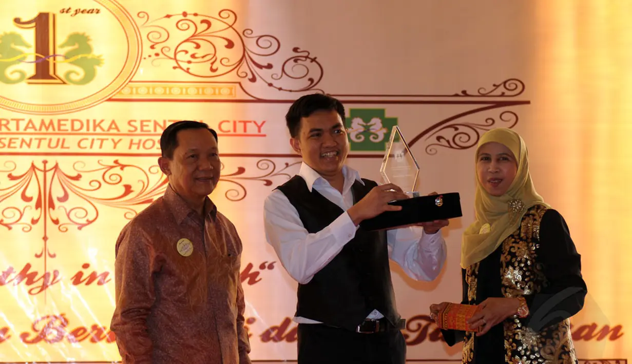Pemberian penghargaan kepada dokter, perawat dan karyawan mewarnai hari jadi ke-1 Rumah Sakit Pertamedika Sentul City (RSPSC), Selasa (28/10/2014). Tampak, dr Fajar (tengah) terpilih sebagai dokter of the year 2014 RSPSC. (Liputan6.com/Helmi Fithriansyah)