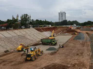 Sejumlah alat berat beroperasi di proyek Tol Serpong-Balaraja di kawasan BSD, Tangerang Selatan, Rabu (2/02/2022). Tol dengan panjang 39,80 km itu akan menjadi penghubung wilayah Barat Jakarta, tepatnya dari Kota Tangerang Selatan hingga Kabupaten Tangerang. (Liputan6.com/Fery Pradolo)