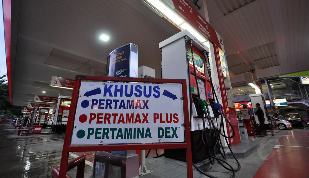 Sebuah plang tempat pengisian BBM non subsidi terpampang di salah satu SPBU di Jakarta, Rabu (24/12). BPH Migas menyatakan kuota BBM bersubsidi tinggal 1,7% atau 782.000 kiloliter dari total yang dianggarkan pada APBN-P 2014. (Liputan6.com/Miftahul Hayat)