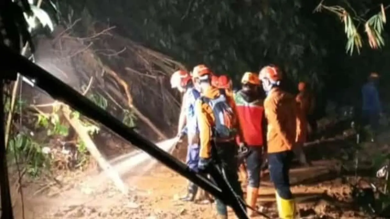 Sebuah rumah tertimbun longsor di Kampung Babakan Rawa Haur, Desa Sentul, Kecamatan Babakan Madang, Kabupaten Bogor, Minggu (24/3/2024) malam.