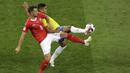 Striker Swiss, Haris Seferovic, berebut bola dengan gelandang Brasil, Casemiro, pada laga Grup E Piala Dunia di Rostov Arena, Rostov-on-Don, Minggu (17/6/2018). Kedua negara bermain imbang 1-1. (AP/Andrew Medichini)