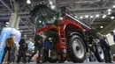 Para pengunjung berjalan melewati mesin pertanian yang ditampilkan dalam pameran pertanian internasional Agrosalon di Moskow, Rusia, pada 7 Oktober 2020. Pameran tersebut digelar setiap dua tahun di Moskow. (Xinhua/Alexander Zemlianichenko Jr)
