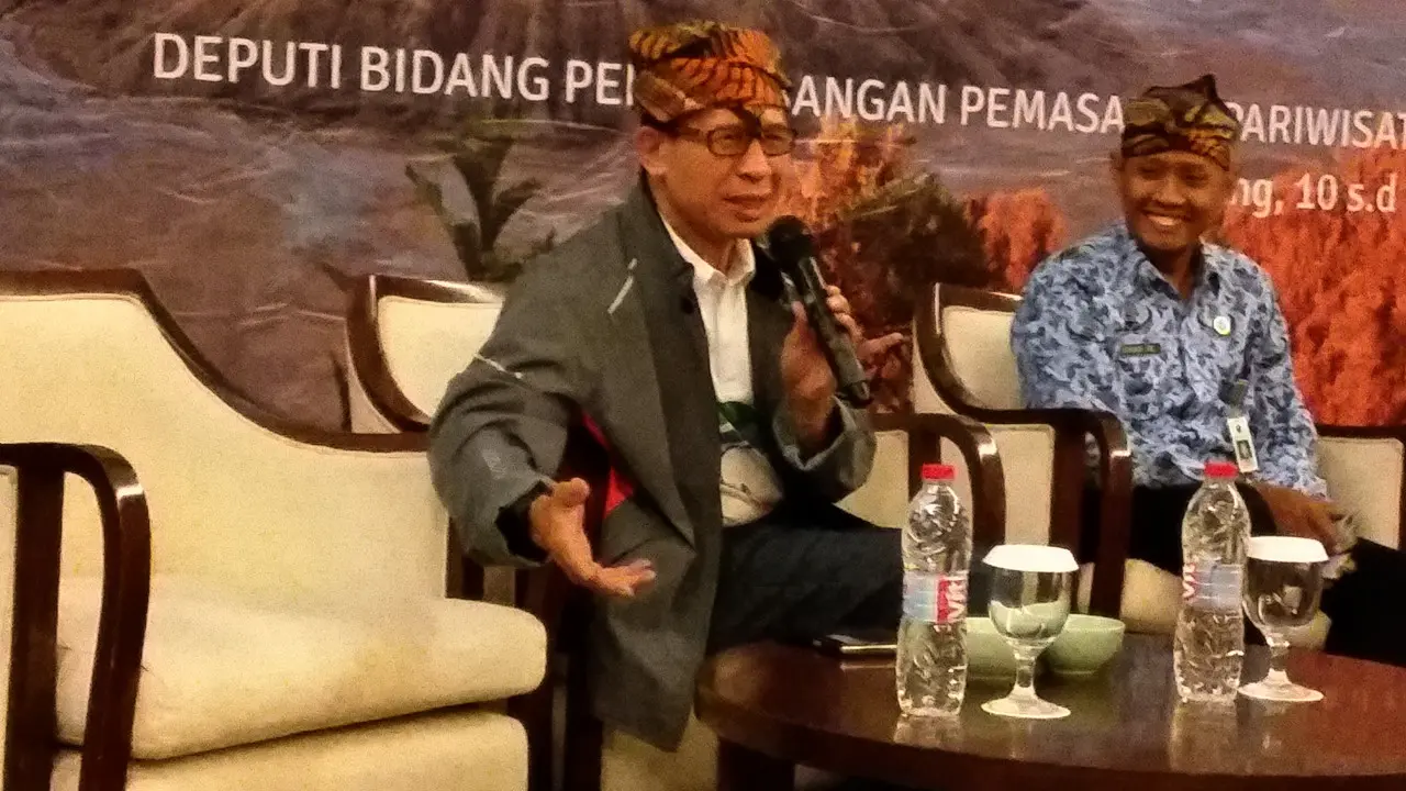 Deputi Bidang Pengembangan Pemasaran Pariwisata Mancanegara (BP3M) Kementerian Pariwisata, I Gde Pitana (kiri) dan Kepala Bidang (Kabid) Promosi Pariwisata Disbudpar Kota Malang, Agung Hariana Buana. (Liputan6.com/Anri Syaiful)