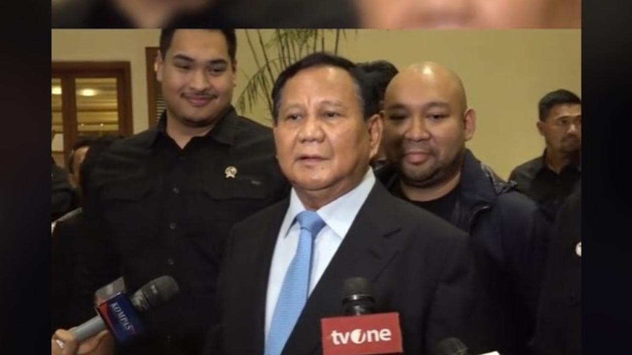 Beri Pernilaian Jersey Tim Olimpiade Indonesia Karya Putranya, Cara Jalan Prabowo Usai Operasi Kaki Bikin Salfok