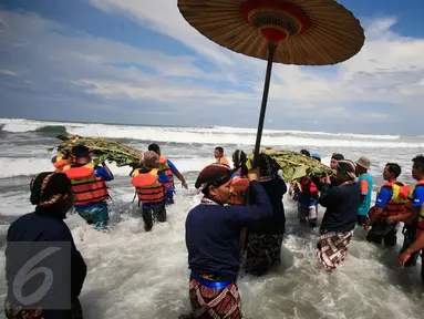 Abdi dalem melarung sesaji pada prosesi labuhan alit di Pantai Parangkusumo, Yogyakarta, Minggu (8/5). Ritual yang digelar setiap tanggal 30 bulan Rajab dalam kalender Jawa ini memperingati bertahtanya Sri Sultan Hamengku Buwono X. (Foto: Boy Harjanto)