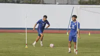 Pemain asing baru Persib Bandung asal Kroasia, Mateo Kocijan sudah terlihat bergabung dalam sesi latihan yang digelar di lapangan SPOrT Jabar, Arcamanik, Bandung, Selasa (9/7/2024). (Bola.com/Erwin Snaz)