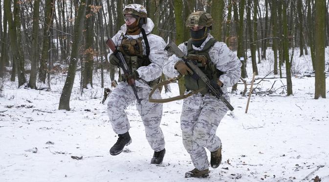 Anggota Pasukan Pertahanan Teritorial Ukraina, unit militer sukarelawan Angkatan Bersenjata, berlatih di taman kota di Kyiv, Ukraina, 22 Januari 2022. Puluhan warga sipil bergabung dengan tentara cadangan Ukraina dalam beberapa pekan terakhir di tengah ancaman invasi Rusia. (AP Photo/Efrem Lukatsky)
