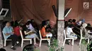 Orangtua murid menunggu antrean pengambilan nomor token PPDB DKI Jalur Zonasi di SMA Negeri 21, Jakarta, Senin (24/6/2019). Pada hari pertama, lebih dari 750 calon peserta didik baru telah mendaftar di SMA Negeri 21. (merdeka.com/Iqbal Nugroho)