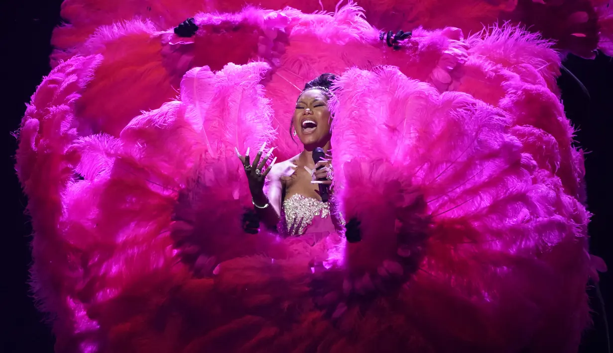 Muni Long tampil dalam BET Awards di Microsoft Theater, Los Angeles, Amerika Serikat, 26 Juni 2022. Muni Long memeriahkan BET Awards 2022 dengan menyanyikan sejumlah lagu dan penampilan menawan di atas panggung. (AP Photo/Chris Pizzello)