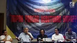 Komunitas Tionghoa Anti Korupsi Lieus Sungkharisma (dua kiri) saat berbicara dalam diskusi Prodem di Jakarta, Kamis (6/12). Impor pangan dianggap mengandung konsekuensi politik. (Liputan6.com/JohanTallo)