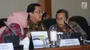 Ketua BPK Moermahadi Soerja Djanegara (kanan) berbincang jelang rapat koordinasi dengan Pansus Angket KPK di Gedung BPK RI, Jakarta, Selasa (4/7). Pertemuan tersebut berlangsung tertutup. (Liputan6.com/Helmi Fithriansyah)
