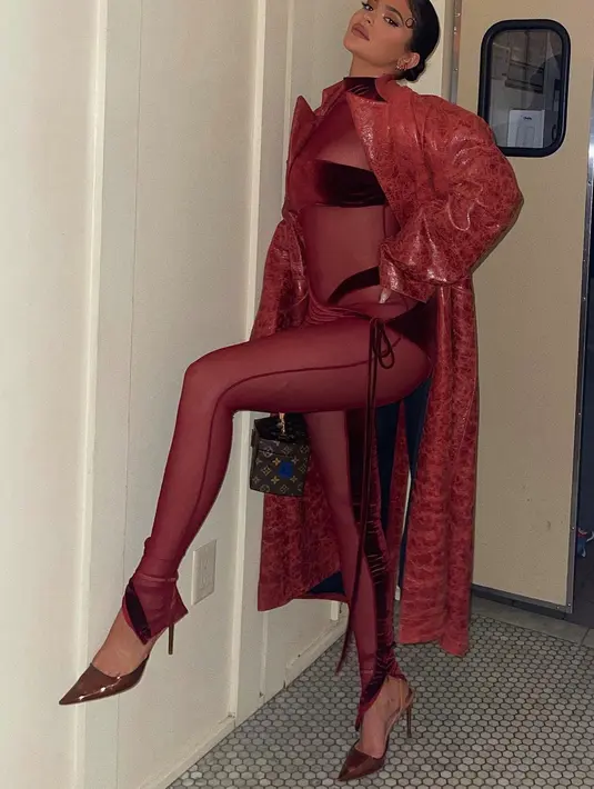 Ia pun tak pernah kehabisan gaya mix and match untuk dieksplorasi. Dari pakaian onepiece menerawang sampai motif binatang. (Foto: Instagram @kyliejenner)