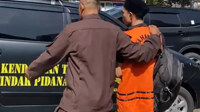 Tersangka korupsi dana desa eks Sekdes Cikahuripan, Kecamatan Kadudampit, Kabupaten Sukabumi saat digiring petugas Kejari Sukabumi. (Liputan6.com/Istimewa).