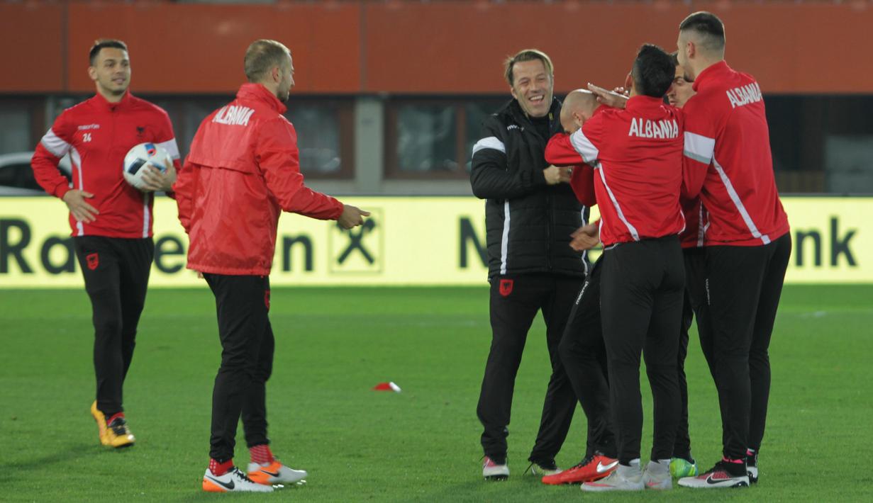 Pemain Timnas Albania menjalani sesi latihan dengan santai dan sedikit candaan antar pemain. (Bola.com/Reza Khomaini)