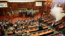 Kepulan asap yang berasal dari bom asap yang dilempar oleh salah satu anggota parlemen di Kosovo, Kamis (15/10/2015). Hal ini dilakukan lantaran kecewa dengan sikap Pemerintah Kosovo yang akan memberikan wilayah kepada Serbia. (REUTERS/Hazir Reka)