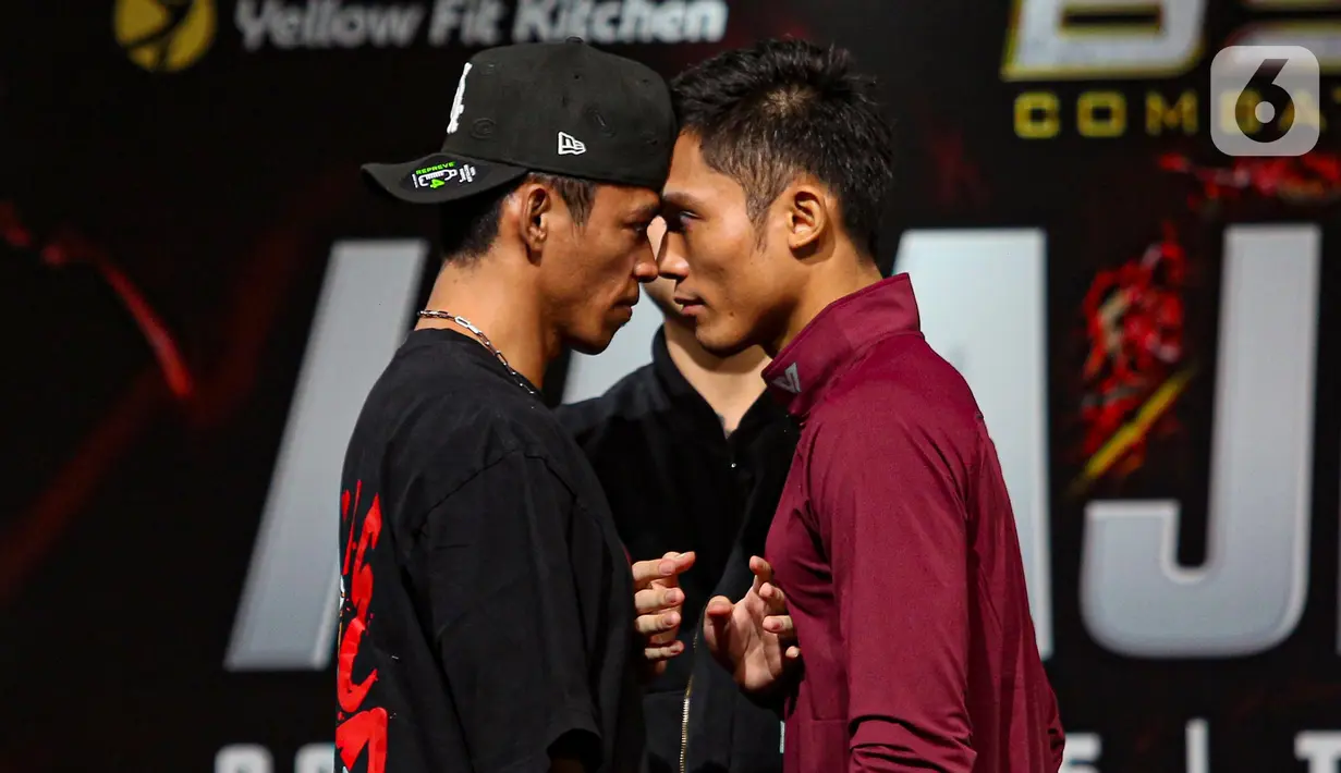 BYON Combat Showbiz Vol.5 akan berlangsung di Tenis Indoor Senayan, Jakarta, pada 28 Juni 2025. Tampak dalam foto, petarung Jekson Karmela (Kkajhe) dan Aziz Calim saat  face off usai konferensi pers BYON Combat Showbiz Vol.5 di SCTV Tower, Jakarta, Rabu (21/5/2025). (Liputan6.com/Angga Yuniar)