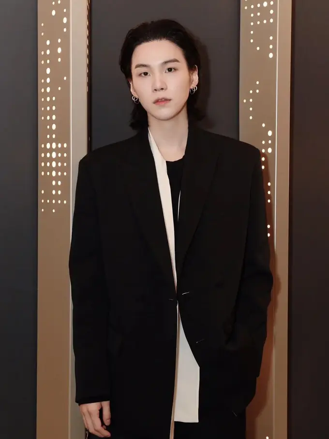 Debut Jadi BA Valentino, Suga BTS Kenakan 3 Outfit Senilai Puluhan Juta