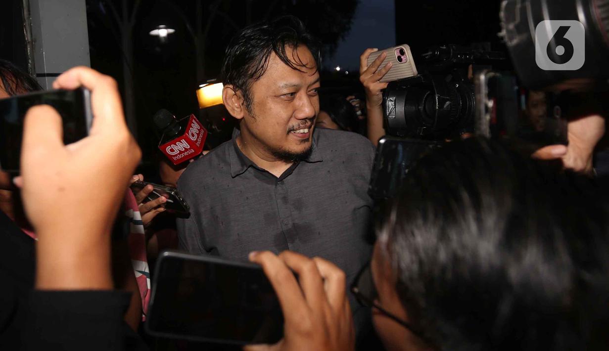 Sebelumnya, KPK mengatakan bahwa pemeriksaan Aizzudin Abdurrahman mengenai dugaan aliran uang kasus kuota haji kepada yang bersangkutan. Tampak dalam foto, Ketua Bidang Ekonomi Pengurus Besar Nahdlatul Ulama (PBNU), Aizzudin Abdurrahman (AIZ) berjalan meninggalkan Gedung Merah Putih Komisi Pemberantasan Korupsi (KPK) usai menjalani pemeriksaan, Jakarta, Selasa (13/1/2026). (Liputan6.com/Helmi Fithriansyah)