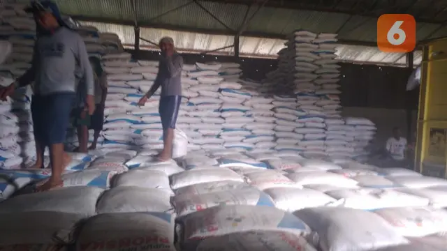 Penampakan tumpukan pupuk subsidi melimpah di salah satu gudang penyangga PT Petrokimia Gresik yang berada di Kabupaten Blora (Liputan6.com/Ahmad Adirin)