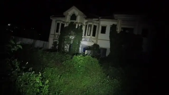 Viral Rumah Megah Terbengkalai Diduga Milik Chris John, Kini Rusak Parah hingga Ditumbuhi Tanaman Liar